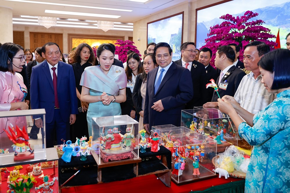 Thủ tướng Việt Nam và Thái Lan tham quan triển lãm sản phẩm thủ công mỹ nghệ, trải nghiệm làm tranh dân gian Đông Hồ - ảnh 1