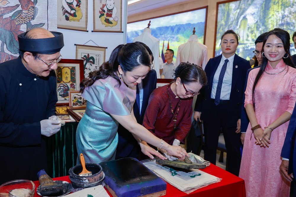 Thủ tướng Việt Nam và Thái Lan tham quan triển lãm sản phẩm thủ công mỹ nghệ, trải nghiệm làm tranh dân gian Đông Hồ - ảnh 3