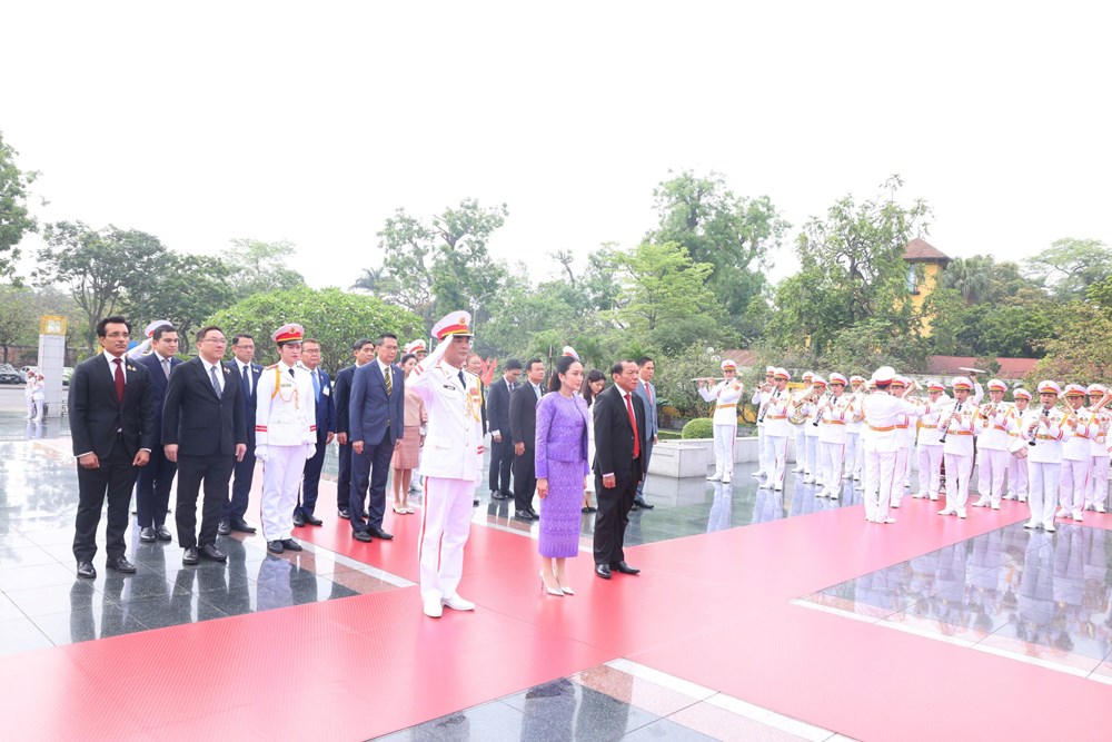 Thủ tướng Thái Lan vào Lăng viếng Chủ tịch Hồ Chí Minh - ảnh 5