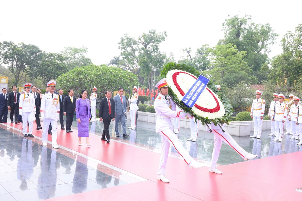 Thủ tướng Thái Lan vào Lăng viếng Chủ tịch Hồ Chí Minh - ảnh 4