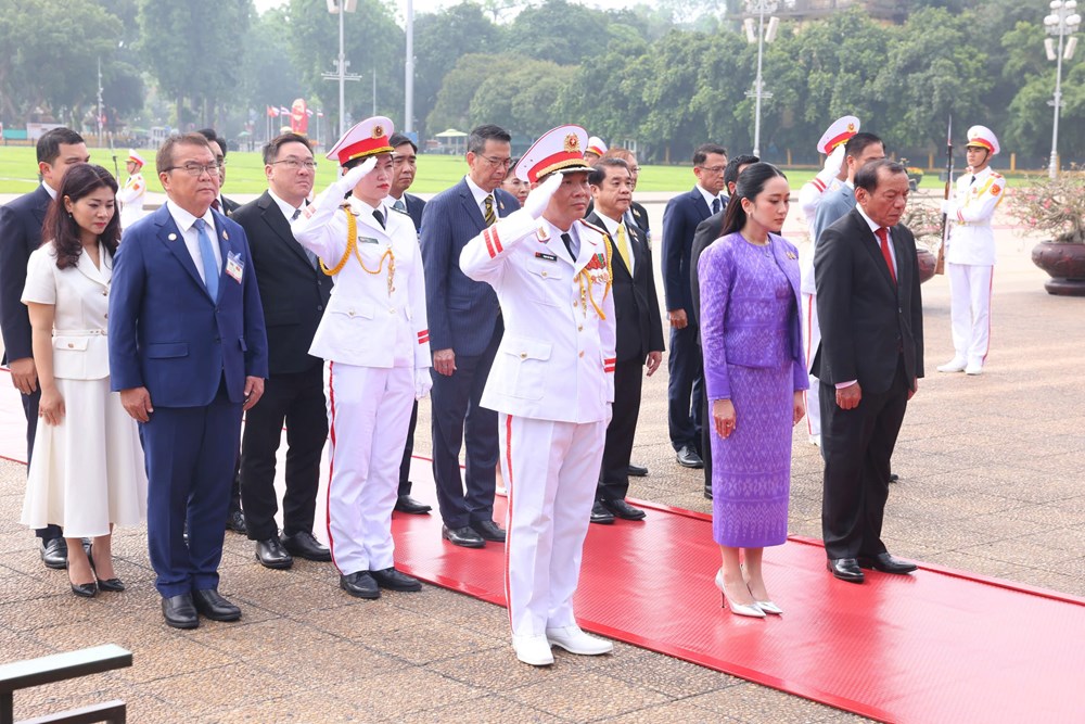 Thủ tướng Thái Lan vào Lăng viếng Chủ tịch Hồ Chí Minh - ảnh 2