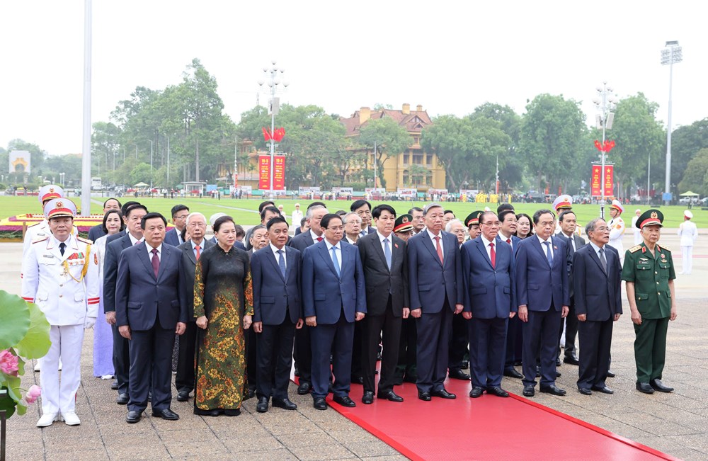 Lãnh đạo Đảng, Nhà nước vào Lăng viếng Chủ tịch Hồ Chí Minh - ảnh 2