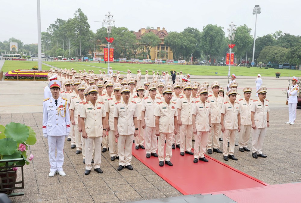 Lãnh đạo Đảng, Nhà nước vào Lăng viếng Chủ tịch Hồ Chí Minh - ảnh 4