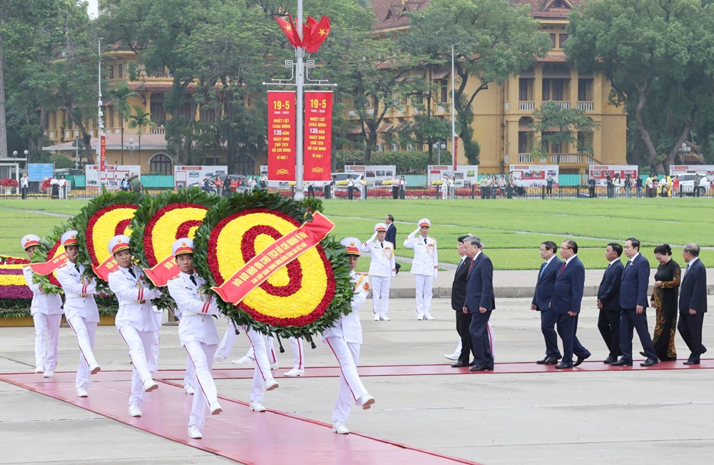 Lãnh đạo Đảng, Nhà nước vào Lăng viếng Chủ tịch Hồ Chí Minh - ảnh 1