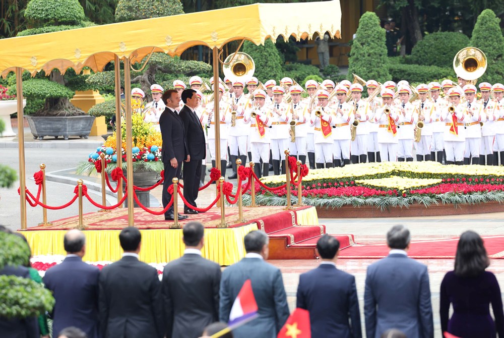 Chủ tịch nước Lương Cường chủ trì lễ đón cấp Nhà nước Tổng thống Cộng hòa Pháp - ảnh 1