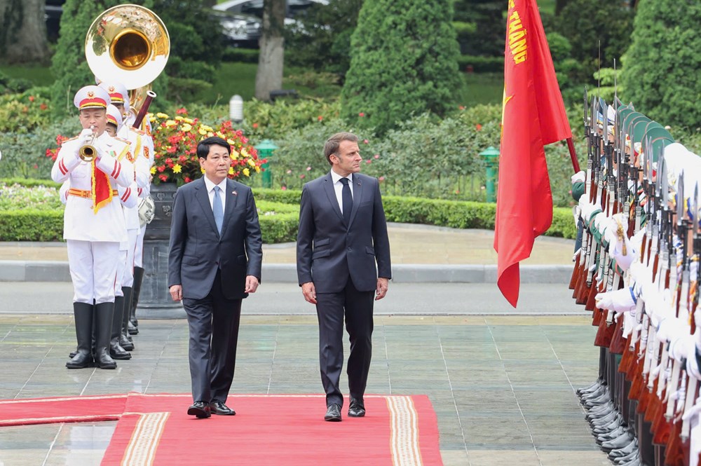 Chủ tịch nước Lương Cường chủ trì lễ đón cấp Nhà nước Tổng thống Cộng hòa Pháp - ảnh 2