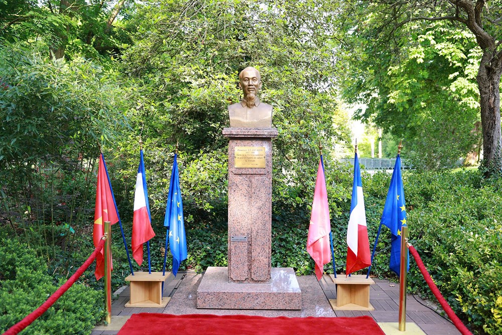 Thủ tướng Phạm Minh Chính dâng hoa tưởng niệm, thăm Không gian Hồ Chí Minh tại Montreuil, Pháp - ảnh 2