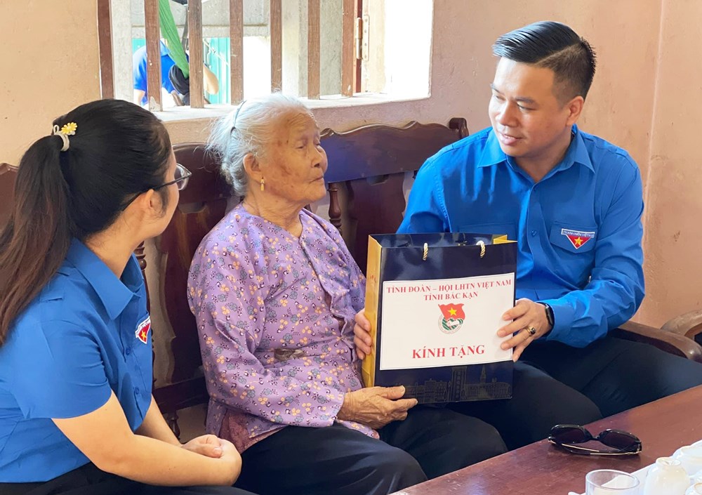 Tiếp tục chăm lo tốt đời sống người có công với cách mạng - ảnh 1