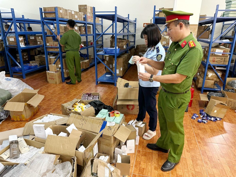 Kiên quyết quét sạch các tội phạm sản xuất, kinh doanh thuốc giả, thực phẩm giả - ảnh 1