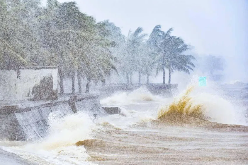 Bão số 3 suy yếu, cảnh báo lũ quét và sạt lở - ảnh 2