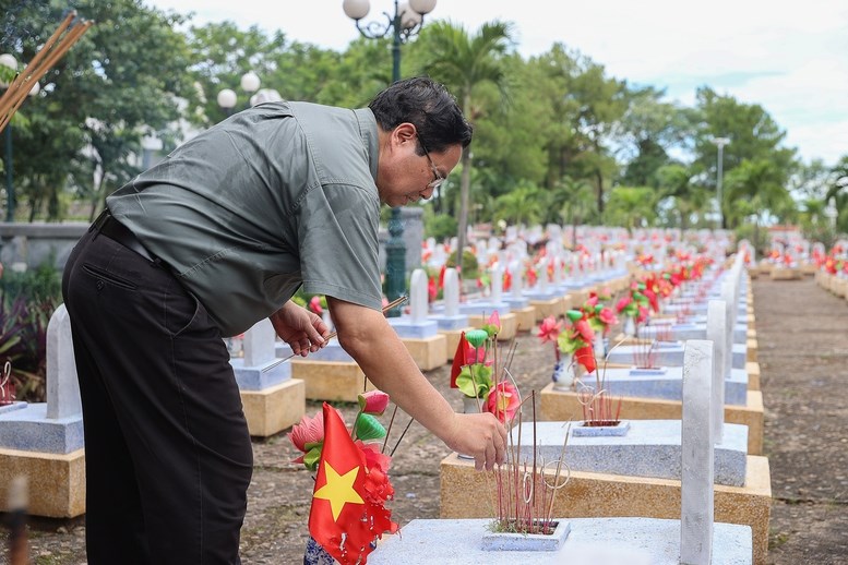Thủ tướng tri ân, tưởng niệm các anh hùng liệt sĩ và thăm Mẹ Việt Nam anh hùng tại Quảng Trị - ảnh 5