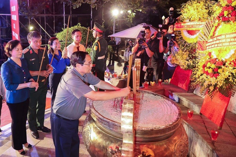 Thủ tướng tri ân, tưởng niệm các anh hùng liệt sĩ và thăm Mẹ Việt Nam anh hùng tại Quảng Trị - ảnh 3