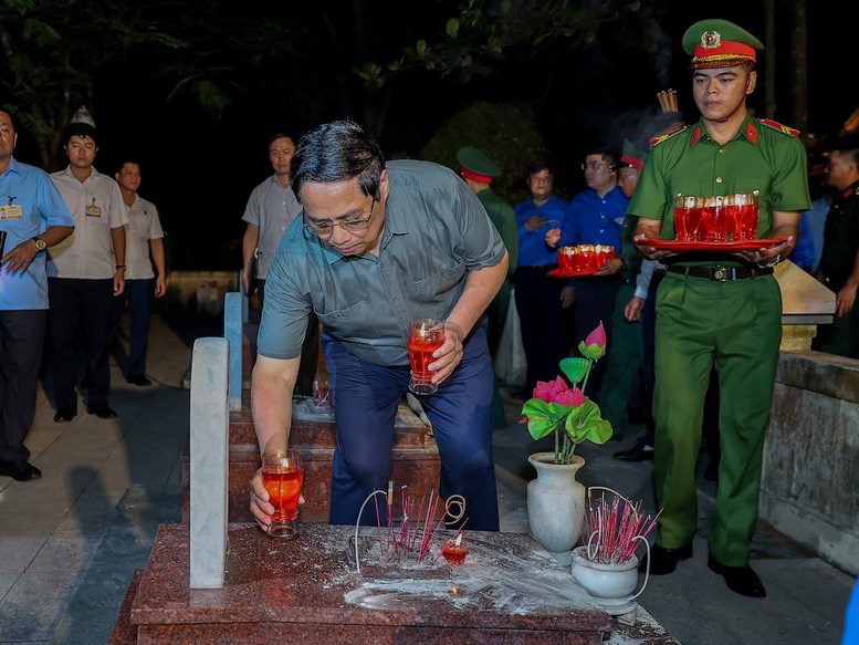 Thủ tướng tri ân, tưởng niệm các anh hùng liệt sĩ và thăm Mẹ Việt Nam anh hùng tại Quảng Trị - ảnh 6