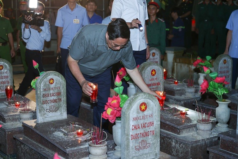 Thủ tướng tri ân, tưởng niệm các anh hùng liệt sĩ và thăm Mẹ Việt Nam anh hùng tại Quảng Trị - ảnh 4