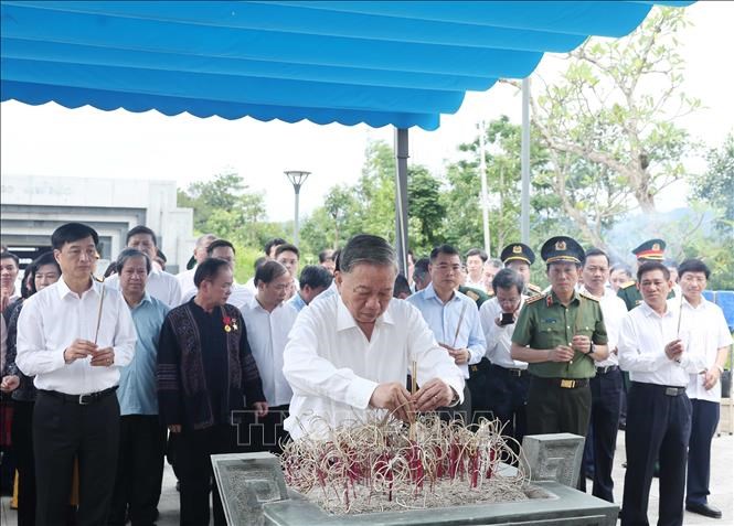 Tổng Bí thư Tô Lâm dâng hương tưởng niệm các Anh hùng, Liệt sĩ tại Điện Biên - ảnh 1