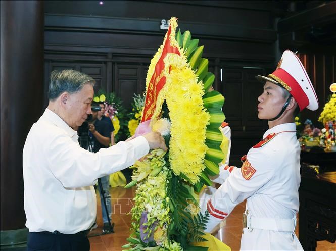 Tổng Bí thư Tô Lâm dâng hương tưởng niệm các Anh hùng, Liệt sĩ tại Điện Biên - ảnh 2