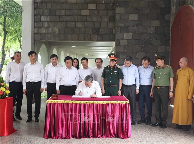 Tổng Bí thư Tô Lâm dâng hương tưởng niệm các Anh hùng, Liệt sĩ tại Điện Biên - ảnh 9
