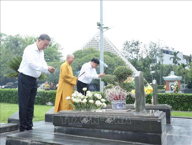 Tổng Bí thư Tô Lâm dâng hương tưởng niệm các Anh hùng, Liệt sĩ tại Điện Biên - ảnh 6