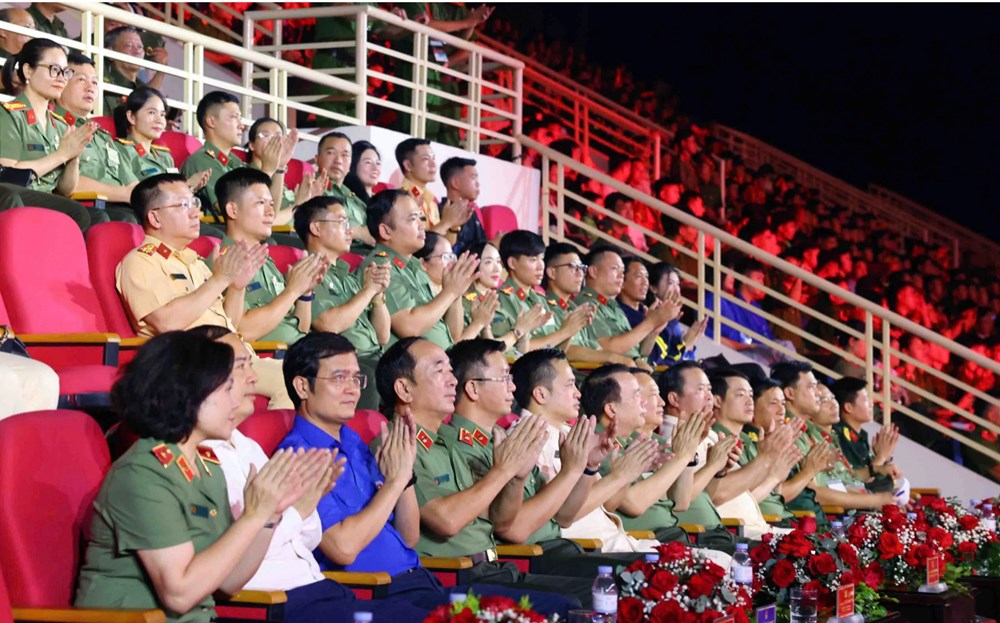 Xúc động với chương trình nghệ thuật “Khát vọng cống hiến”  - ảnh 2