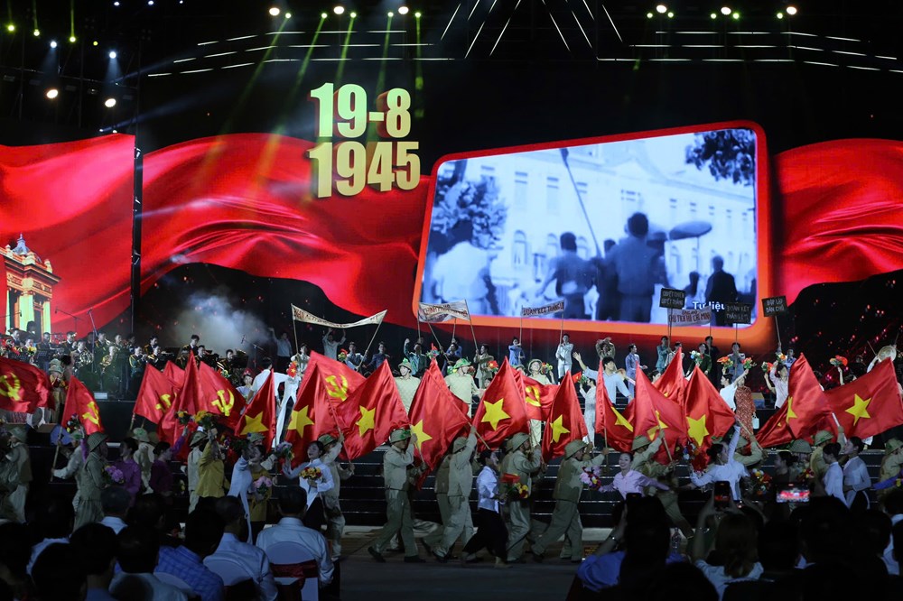 Tổng Bí thư Tô Lâm và lãnh đạo Đảng, Nhà nước dự chương trình chính luận nghệ thuật “Dưới cờ vinh quang” - ảnh 6