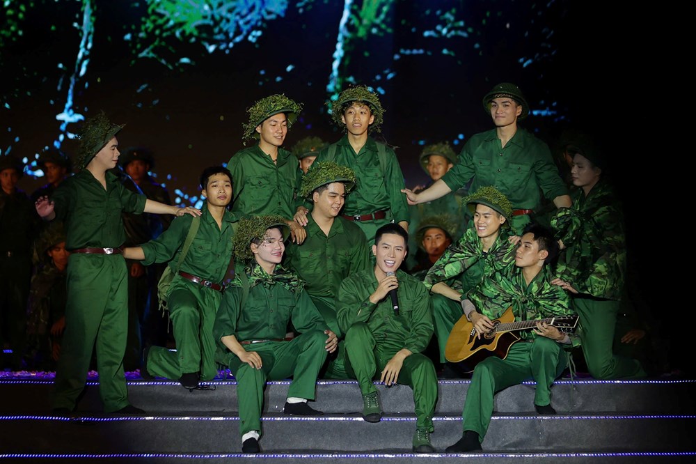 Tổng Bí thư Tô Lâm và lãnh đạo Đảng, Nhà nước dự chương trình chính luận nghệ thuật “Dưới cờ vinh quang” - ảnh 10