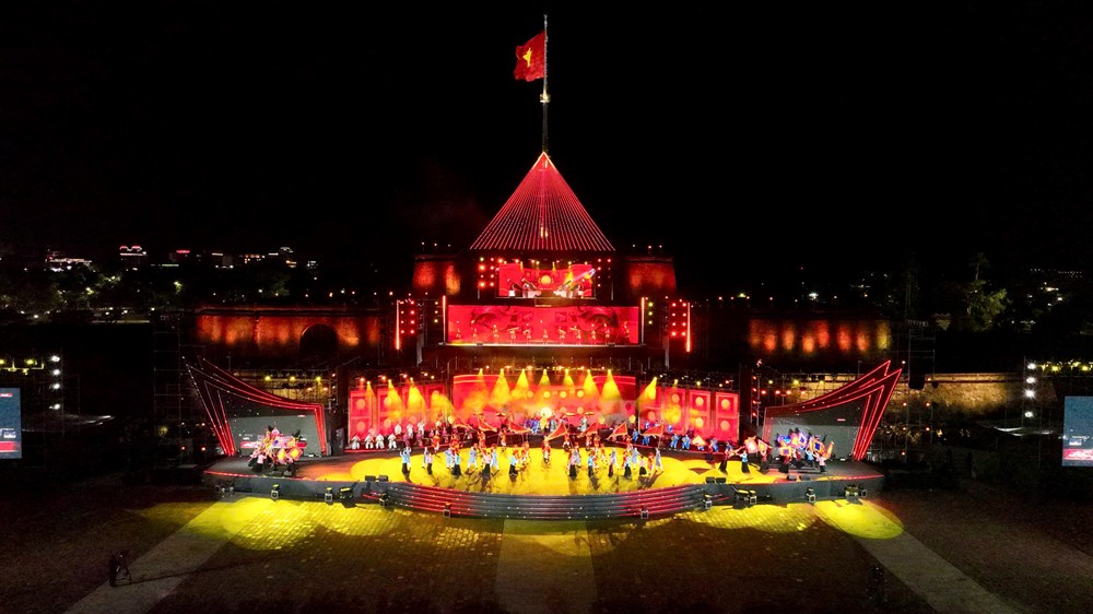 Tổng Bí thư Tô Lâm và lãnh đạo Đảng, Nhà nước dự chương trình chính luận nghệ thuật “Dưới cờ vinh quang” - ảnh 9