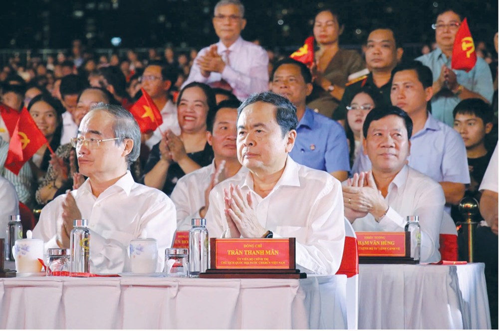 Tổng Bí thư Tô Lâm và lãnh đạo Đảng, Nhà nước dự chương trình chính luận nghệ thuật “Dưới cờ vinh quang” - ảnh 3