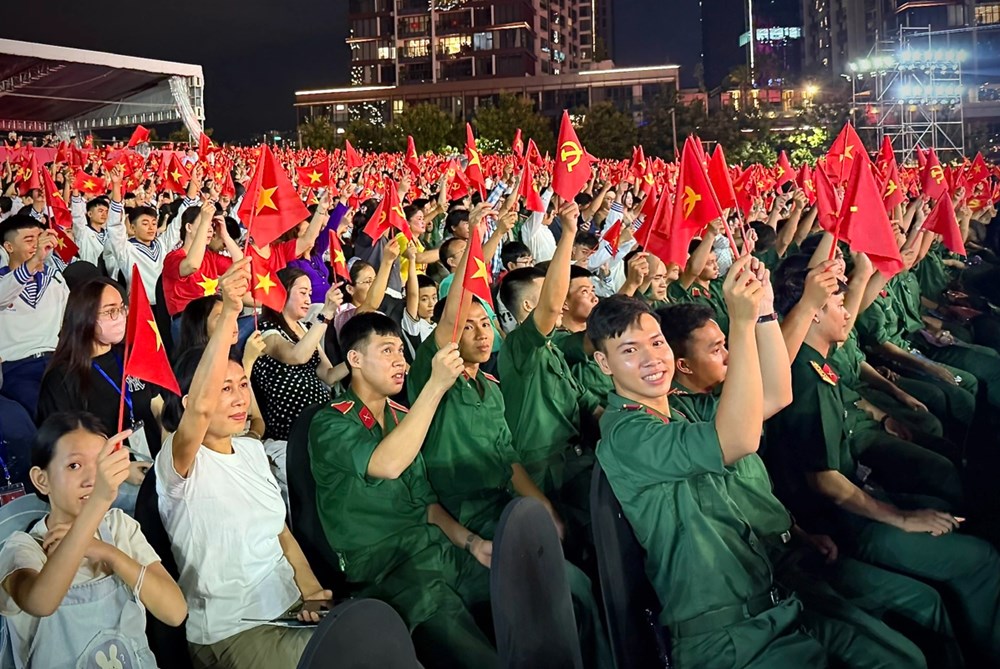 Tổng Bí thư Tô Lâm và lãnh đạo Đảng, Nhà nước dự chương trình chính luận nghệ thuật “Dưới cờ vinh quang” - ảnh 13
