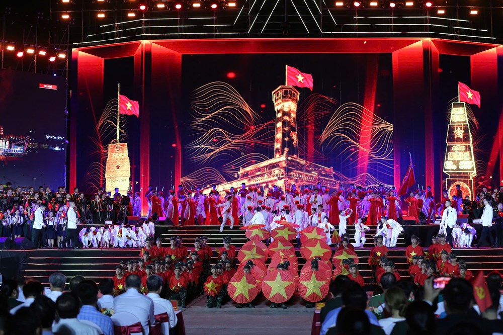 Tổng Bí thư Tô Lâm và lãnh đạo Đảng, Nhà nước dự chương trình chính luận nghệ thuật “Dưới cờ vinh quang” - ảnh 14