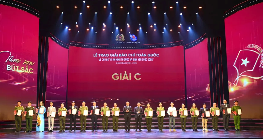 Trao Giải báo chí toàn quốc “Vì an ninh Tổ quốc và bình yên cuộc sống” - ảnh 6