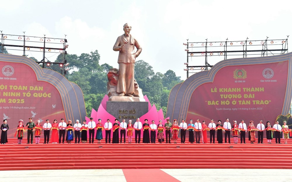 Tổng Bí thư Tô Lâm dự lễ khánh thành Tượng đài "Bác Hồ ở Tân Trào" - ảnh 1