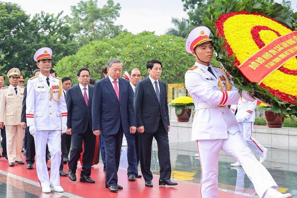 Lãnh đạo Đảng, Nhà nước vào Lăng viếng Chủ tịch Hồ Chí Minh, dâng hương tưởng niệm các anh hùng liệt sĩ - ảnh 4