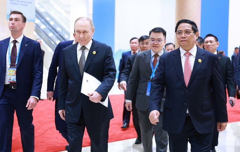 Thủ tướng Phạm Minh Chính gặp Tổng thống Nga Vladimir Putin - ảnh 1