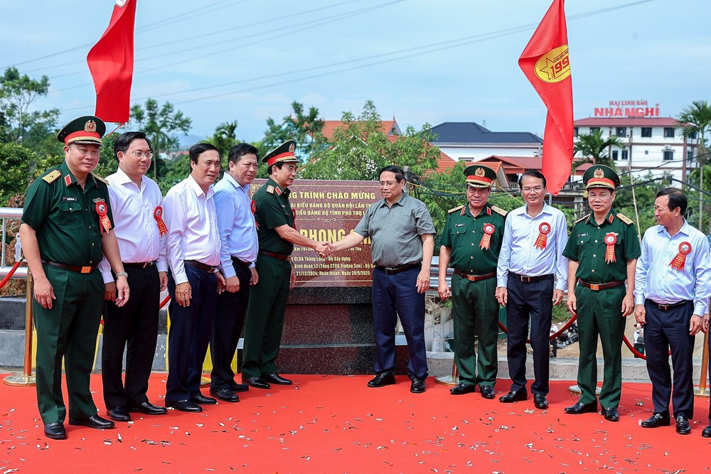 Cầu Phong Châu mới hàn gắn vết thương với niềm hạnh phúc, tự hào - ảnh 2