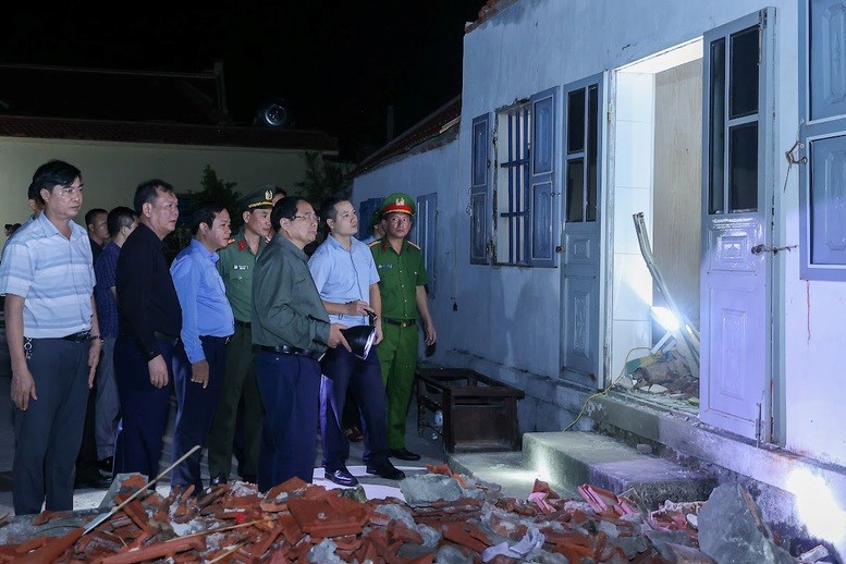 Tổng Bí thư thăm hỏi, động viên nhân dân vùng lũ bị thiệt hại, Thủ tướng viếng các nạn nhân tử vong do lốc xoáy tại Ninh Bình - ảnh 2
