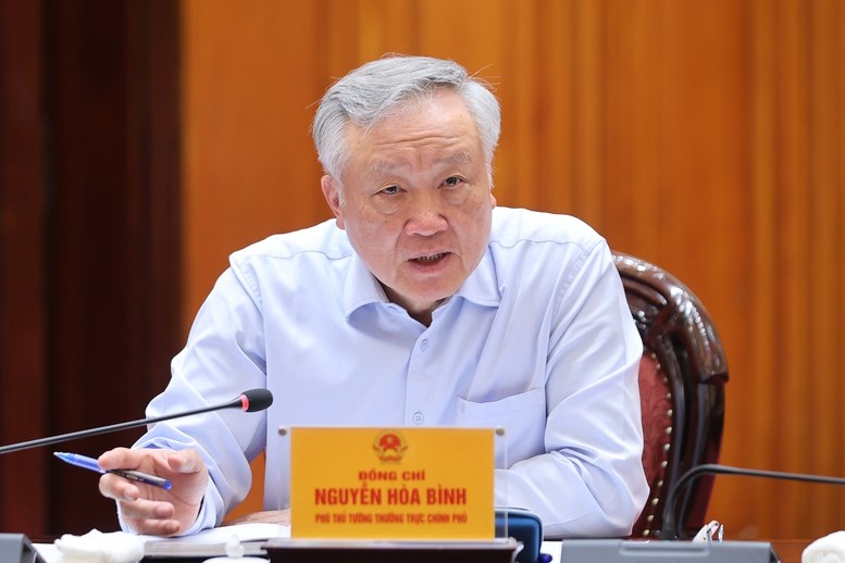 Bằng mọi giá tiếp cận các khu vực đang bị lũ chia cắt để tiếp tế cho người dân - ảnh 3