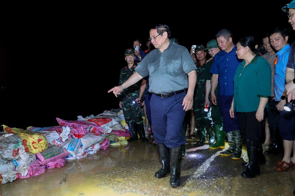 Thị sát xã ngoại thành Hà Nội ứng phó lũ trong đêm, Thủ tướng chỉ đạo sẵn sàng sơ tán dân khi cần thiết - ảnh 1