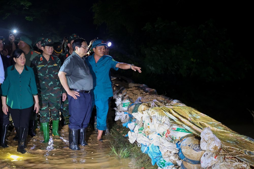 Thị sát xã ngoại thành Hà Nội ứng phó lũ trong đêm, Thủ tướng chỉ đạo sẵn sàng sơ tán dân khi cần thiết - ảnh 2