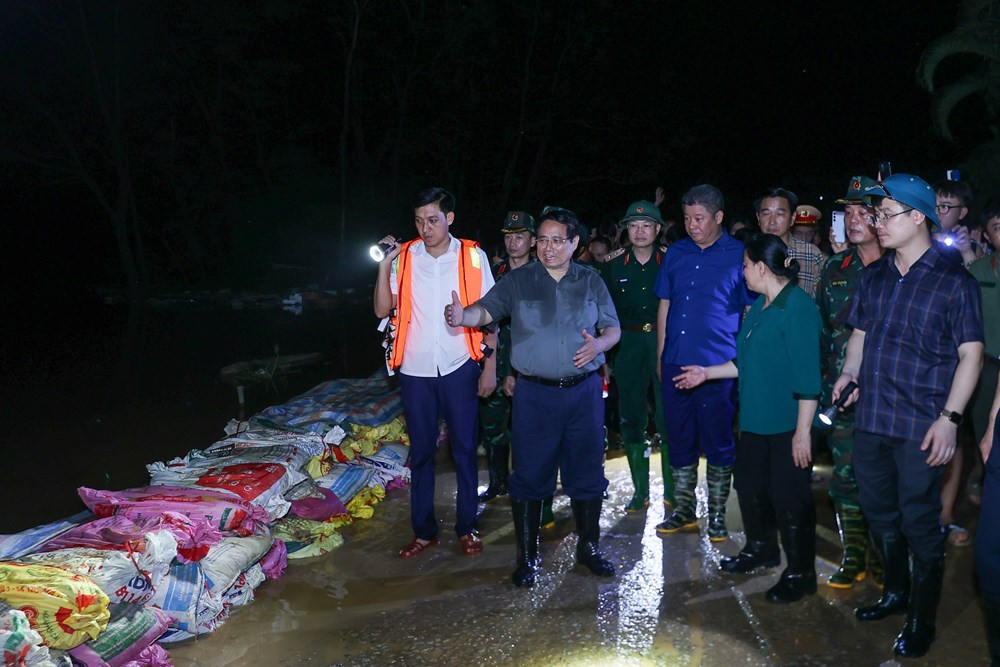 Thị sát xã ngoại thành Hà Nội ứng phó lũ trong đêm, Thủ tướng chỉ đạo sẵn sàng sơ tán dân khi cần thiết - ảnh 3