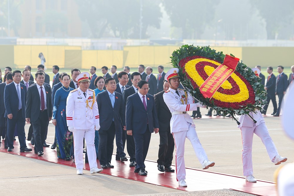 Đoàn đại biểu dự Đại hội Đảng bộ Chính phủ vào Lăng viếng Chủ tịch Hồ Chí Minh - ảnh 1