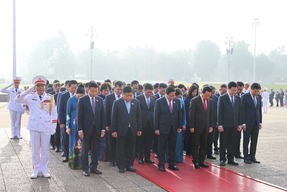 Đoàn đại biểu dự Đại hội Đảng bộ Chính phủ vào Lăng viếng Chủ tịch Hồ Chí Minh - ảnh 2