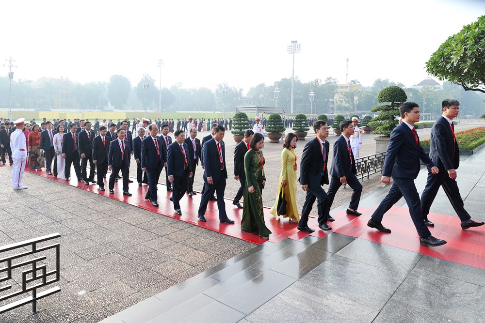 Đoàn đại biểu dự Đại hội Đảng bộ Chính phủ vào Lăng viếng Chủ tịch Hồ Chí Minh - ảnh 3