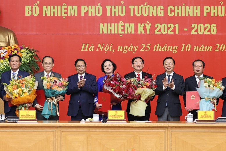 Thủ tướng trao quyết định bổ nhiệm và giao nhiệm vụ cho 2 Phó Thủ tướng, 3 Bộ trưởng - ảnh 2