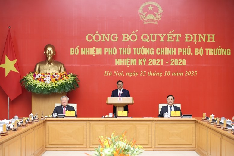 Thủ tướng trao quyết định bổ nhiệm và giao nhiệm vụ cho 2 Phó Thủ tướng, 3 Bộ trưởng - ảnh 1