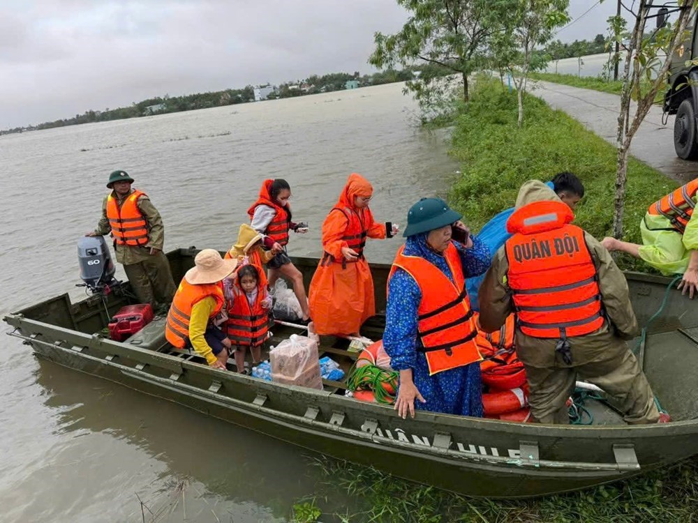 Thủ tướng chỉ đạo khẩn cấp hỗ trợ các địa phương miền Trung khắc phục hậu quả mưa lũ - ảnh 2