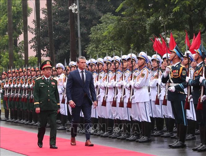 Bộ trưởng Bộ Chiến tranh Hoa Kỳ thăm chính thức Việt Nam - ảnh 2