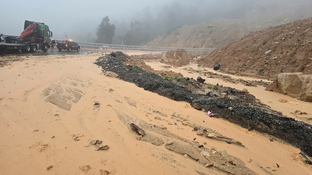 Sạt lở đất, đá tại khu đèo Khánh Lê làm 6 người chết, 19 người, Thủ tướng ra công điện khẩn - ảnh 1