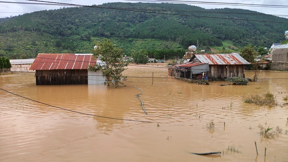 Thủ tướng yêu cầu tập trung ứng phó mưa lũ, đặt nhiệm vụ bảo đảm an toàn tính mạng cho nhân dân lên trên hết, trước hết - ảnh 1