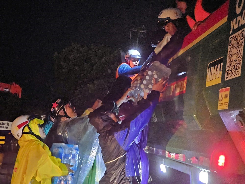 Bộ Chính trị, Ban Bí thư yêu cầu thực hiện nhiệm vụ cấp bách bảo vệ tính mạng người dân trên hết, trước hết - ảnh 3