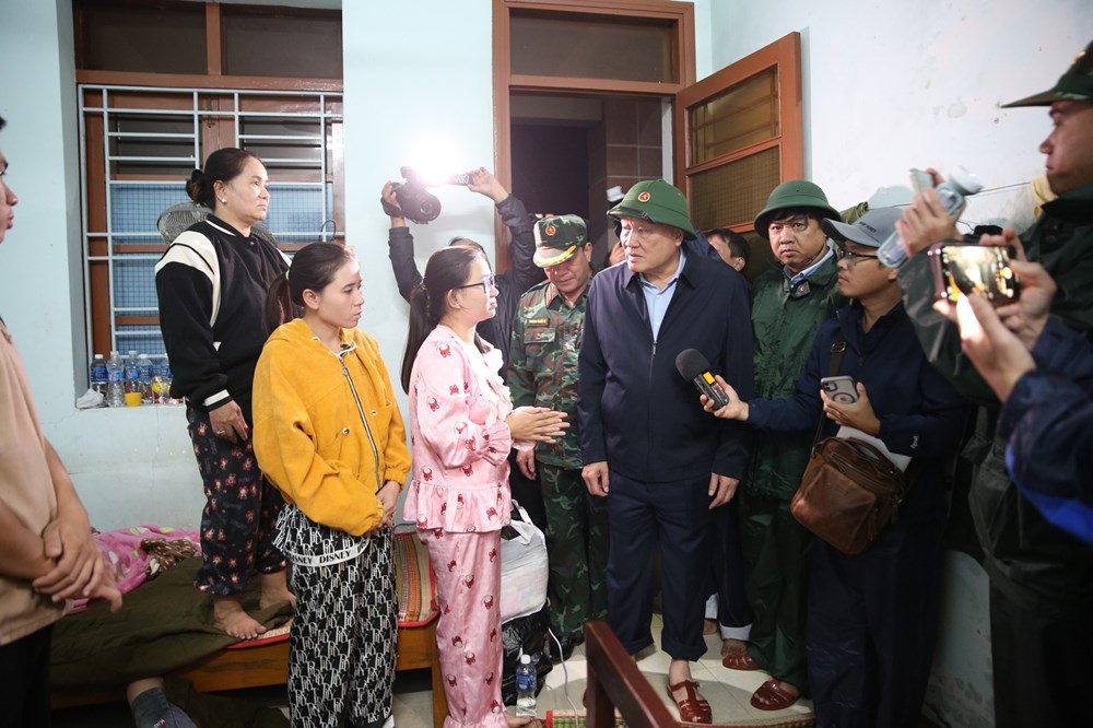 Phó Thủ tướng Thường trực Nguyễn Hòa Bình kiểm tra, chỉ đạo khắc phục hậu quả mưa lũ tại Đắk Lắk - ảnh 1